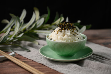 桌面上的碗里的美味可口的紫菜饭