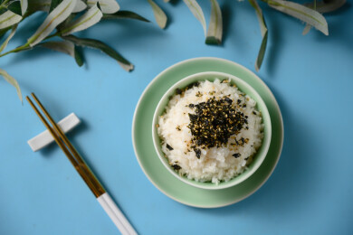 桌面上的碗里的美味可口的紫菜饭