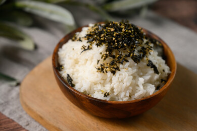 桌面上的碗里的美味可口的紫菜饭