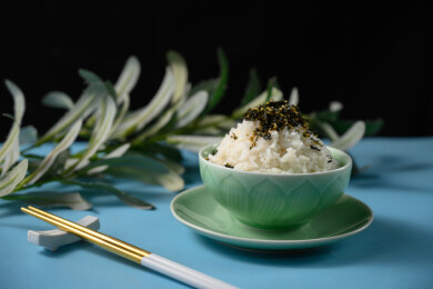 桌面上的碗里的美味可口的紫菜饭