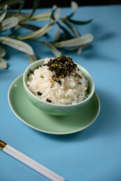 桌面上的碗里的美味可口的紫菜饭