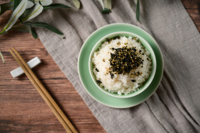 桌面上的碗里的美味可口的紫菜饭