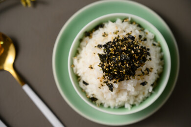 桌面上的碗里的美味可口的紫菜饭