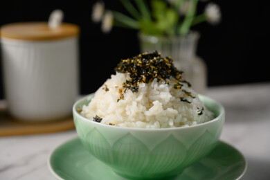 桌面上的碗里的美味可口的紫菜饭