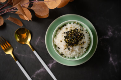 桌面上的碗里的美味可口的紫菜饭