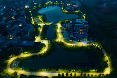 中国广西蒙山太阳能路灯照亮村屯之夜