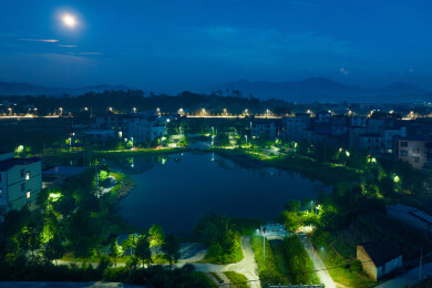 中国广西蒙山太阳能路灯照亮村屯之夜