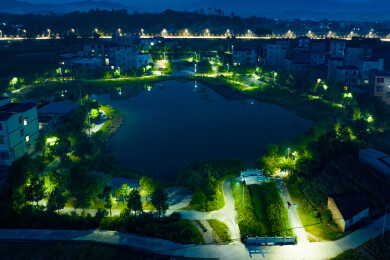 中国广西蒙山太阳能路灯照亮村屯之夜