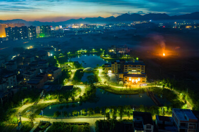 中国广西蒙山太阳能路灯照亮村屯之夜
