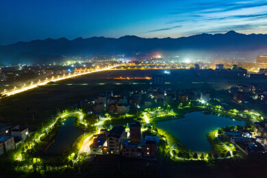 中国广西蒙山太阳能路灯照亮村屯之夜