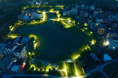 中国广西蒙山太阳能路灯照亮村屯之夜