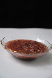 桌面上的盘子里的美味可口的紫米粥