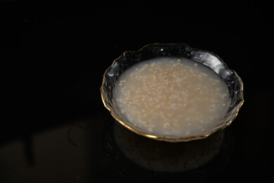桌面上的碗里的美味可口的薏米小米粥