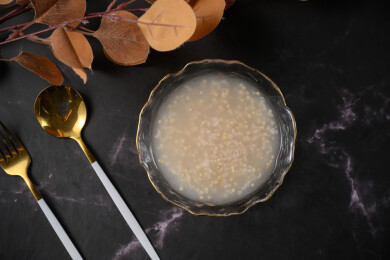 桌面上的碗里的美味可口的薏米小米粥