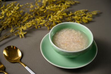 桌面上的碗里的美味可口的薏米小米粥