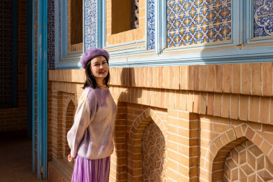 年轻女子在中国新疆莎车非遗博览园旅行