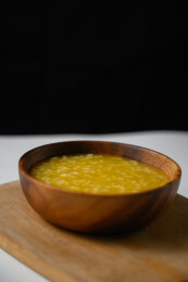 桌面上的碗里的美味可口的南瓜粥