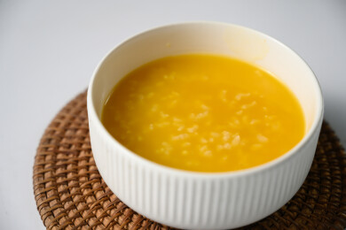 桌面上的碗里的美味可口的南瓜粥