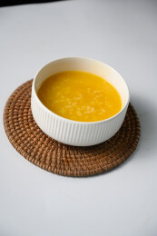 桌面上的碗里的美味可口的南瓜粥