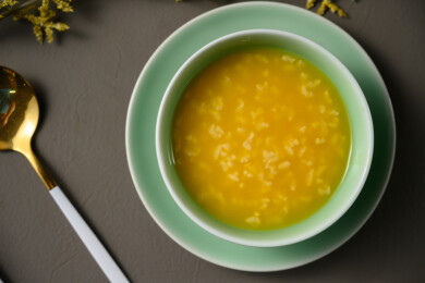 桌面上的碗里的美味可口的南瓜粥