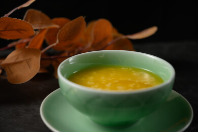 桌面上的碗里的美味可口的南瓜粥