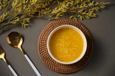 桌面上的碗里的美味可口的南瓜粥