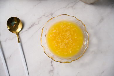 桌面上的碗里的美味可口的南瓜粥