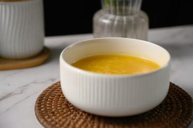 桌面上的碗里的美味可口的南瓜粥