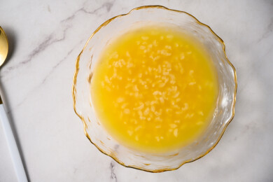 桌面上的碗里的美味可口的南瓜粥