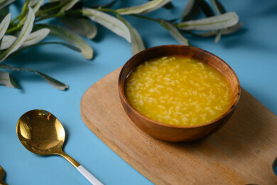 桌面上的碗里的美味可口的南瓜粥