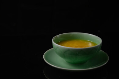 桌面上的碗里的美味可口的南瓜粥