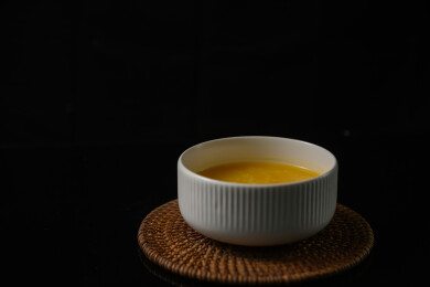 桌面上的碗里的美味可口的南瓜粥