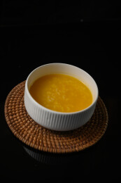 桌面上的碗里的美味可口的南瓜粥