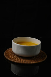 桌面上的碗里的美味可口的南瓜粥