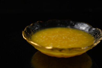 桌面上的碗里的美味可口的南瓜粥