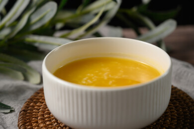 桌面上的碗里的美味可口的南瓜粥