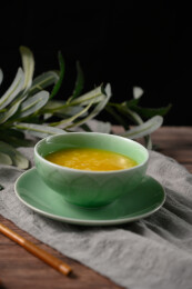 桌面上的碗里的美味可口的南瓜粥