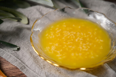 桌面上的碗里的美味可口的南瓜粥