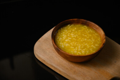 桌面上的碗里的美味可口的南瓜粥