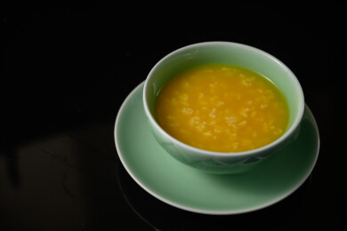 桌面上的碗里的美味可口的南瓜粥