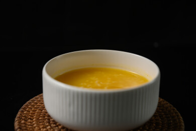 桌面上的碗里的美味可口的南瓜粥