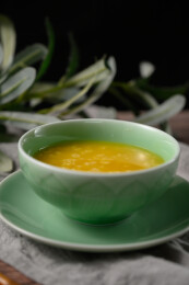 桌面上的碗里的美味可口的南瓜粥