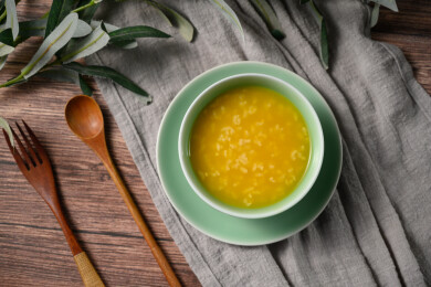 桌面上的碗里的美味可口的南瓜粥