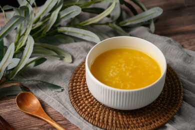 桌面上的碗里的美味可口的南瓜粥