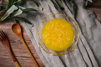 桌面上的碗里的美味可口的南瓜粥