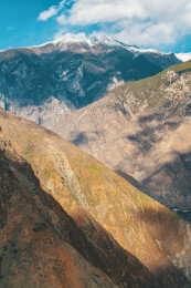 云南迪庆州德钦县高原山峰光影