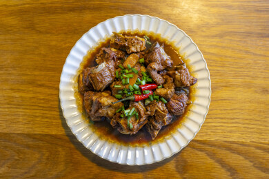 摆在桌上的红烧排骨