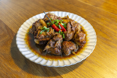 摆在桌上的红烧排骨