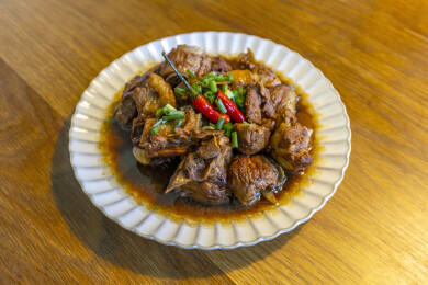 摆在桌上的红烧排骨