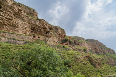 千年古刹凌空立山西神池辘轳窑沟悬空寺风光